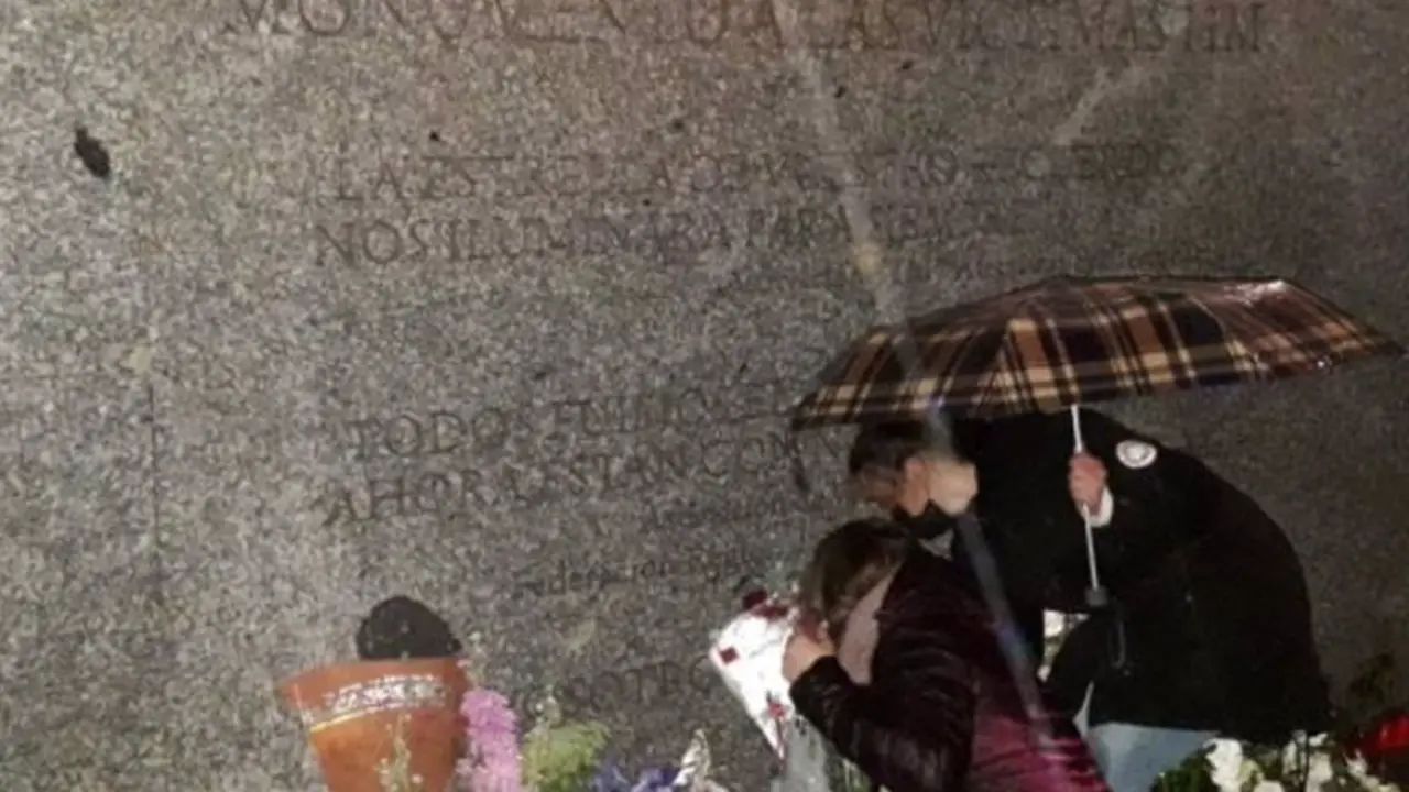 <p> Placa conmemorativa a las v&iacute;ctimas de los atentados del 11-M. - EUROPA PRESS </p>