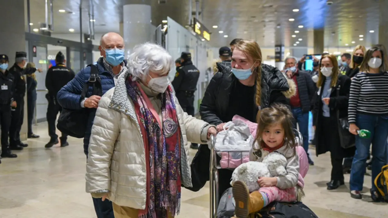 <p> Familias ucranias llegan al aeropuerto de Manises, dentro del operativo de emergencia de la ONG valenciana Juntos por la Vida, y en un avi&oacute;n facilitado por Air Nostrum - JORGE GIL - EUROPA PRESS </p>