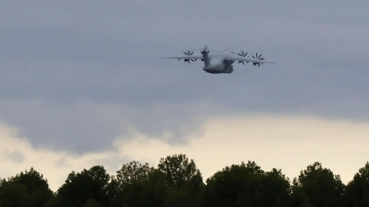 <p> Uno de los aviones del ej&eacute;rcito del Aire a su salida de la base a&eacute;rea de Los Llanos para recoger el cargamento de armas que enviar&aacute;n a Ucrania. - Luis Vizca&iacute;no - Europa Press </p>