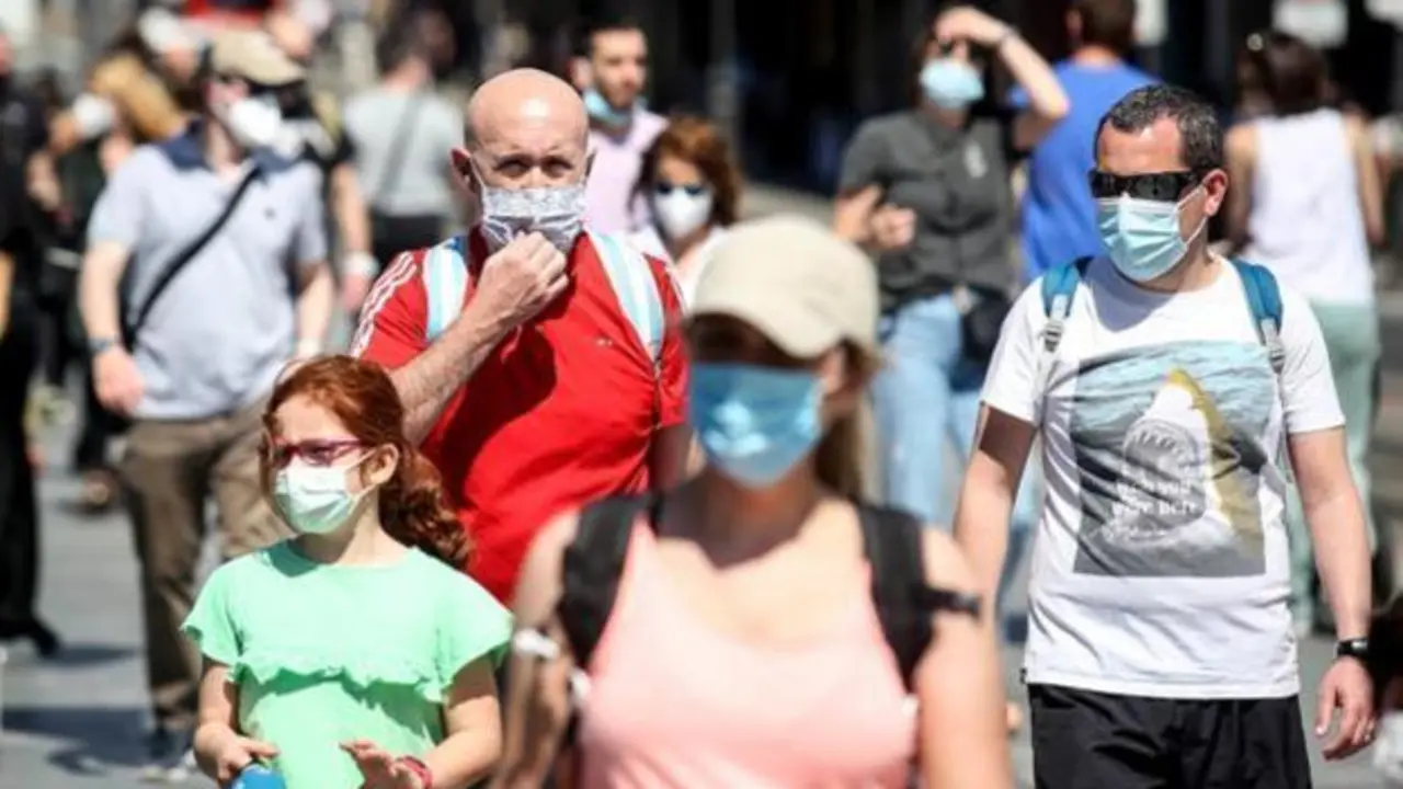 <p> Personas con mascarillas en Espa&ntilde;a </p>