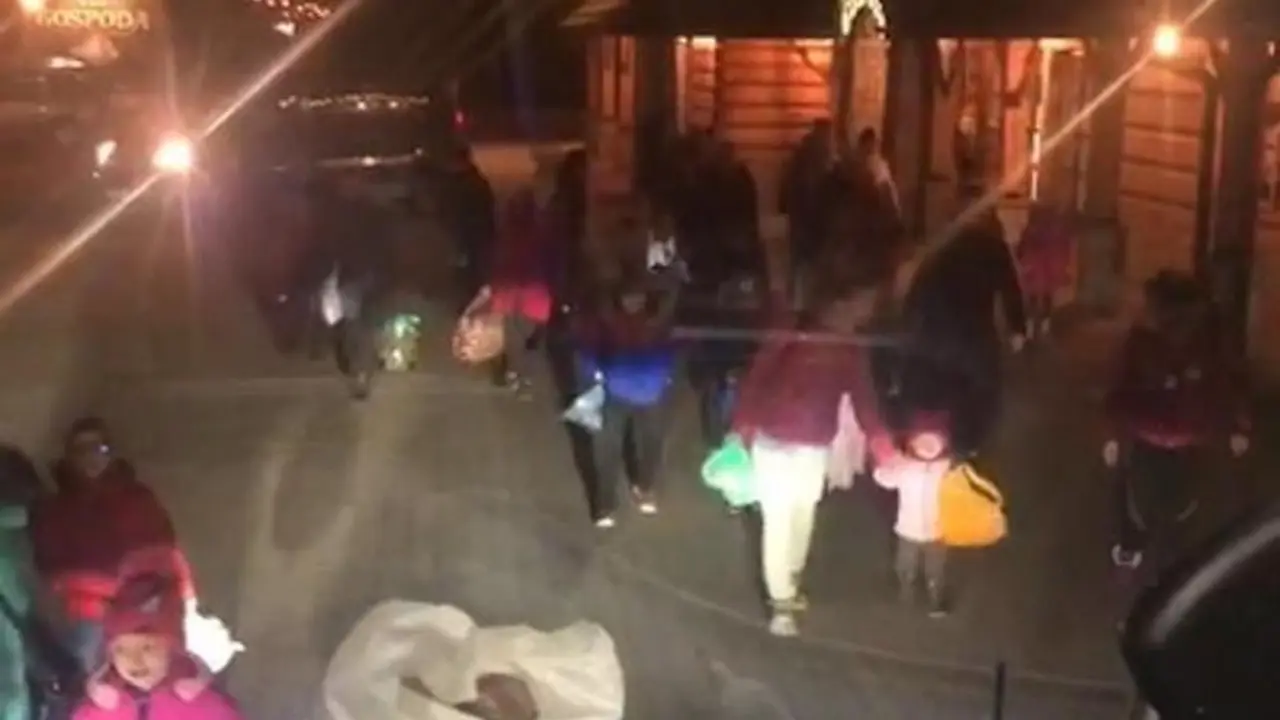 <p> Momento en el que los primeros refugiados llegan a los autocares para poner rumbo a Sevilla </p>