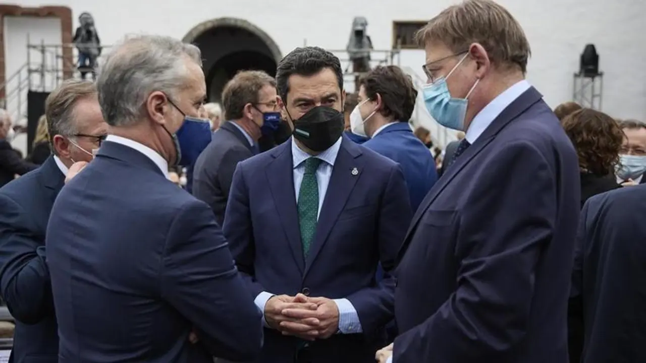 <p> El lehendakari, &Iacute;&ntilde;igo Urkullu; el presidente de Andaluc&iacute;a, Juanma Moreno; y el presidente de la Generalitat valenciana, Ximo Puig, en La Palma </p>