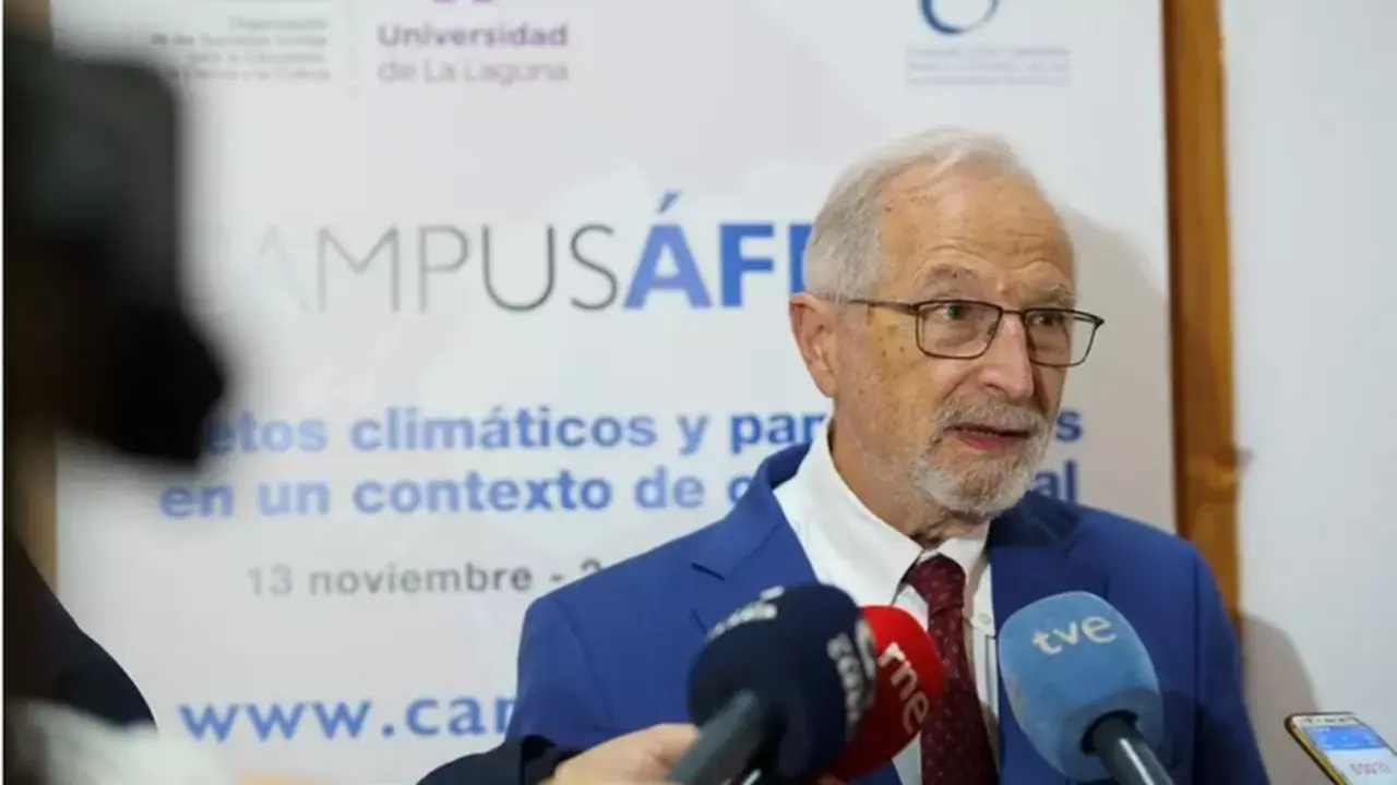 <p> El profesor de Investigaci&oacute;n del CSIC, Luis Enjuanes, atiende a los medios de comunicaci&oacute;n antes de intervenir en 'CampusAfrica'. Fuente: Europa Press </p>
