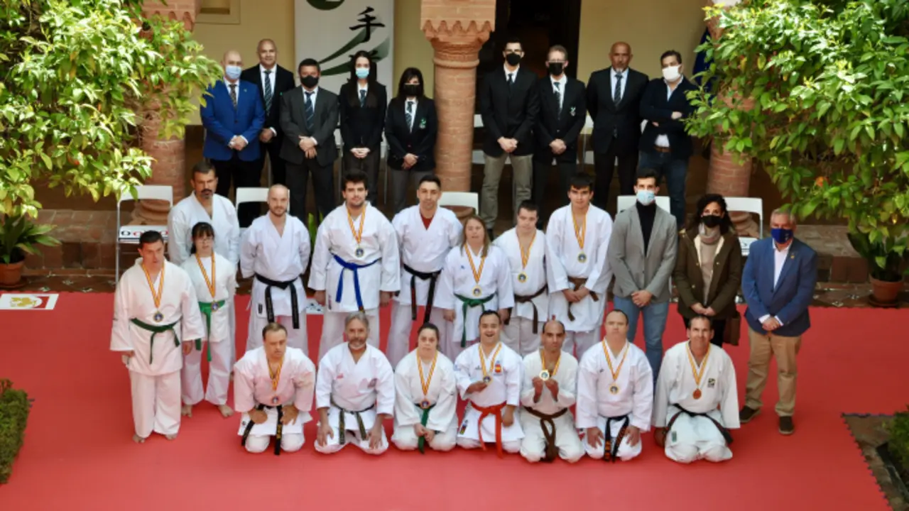 <p> Los deportistas posan en el convento de Santa Clara. Fuente: Club Kim&eacute; </p>