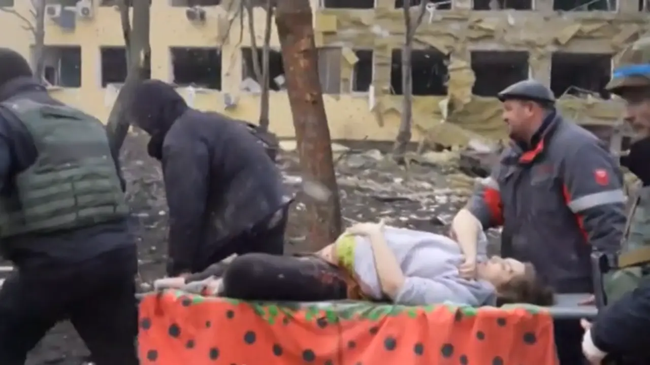 <p> Las tropas rusas destruyen un hospital infantil en Mari&uacute;pol. - Antena 3 Noticias. </p>