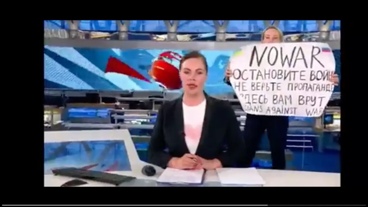 <p> Momento de la intromisi&oacute;n de la manifestante. </p>