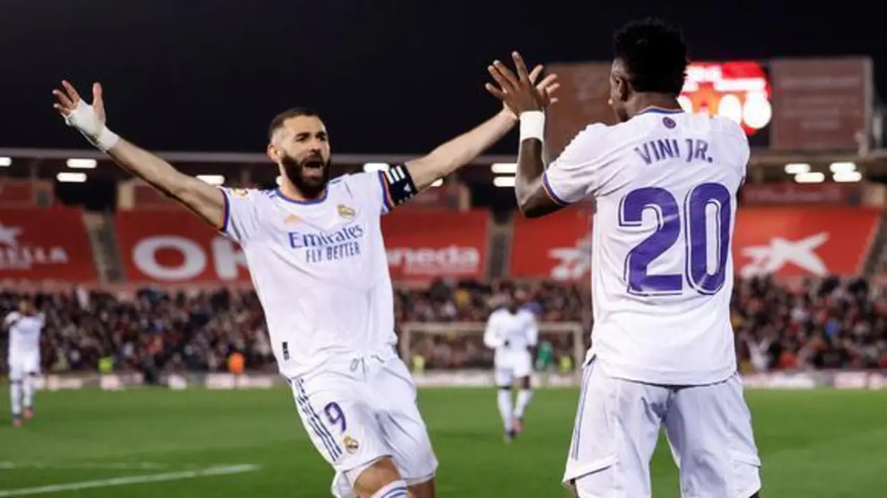 <p> Benzema y Vinicius celebrando el primer gol </p>
