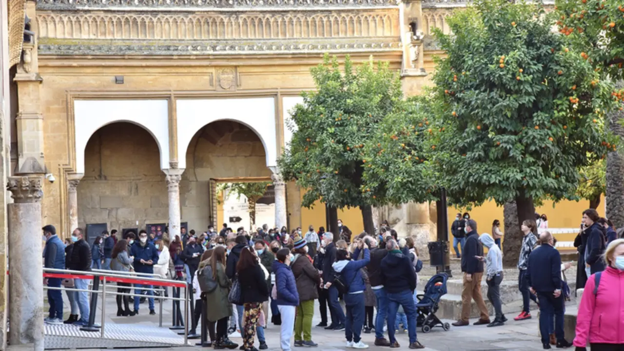 <p> Turistas en el Patio de los Naranjos de la Mezquita-Catedral. Fuente: Europa Press </p>