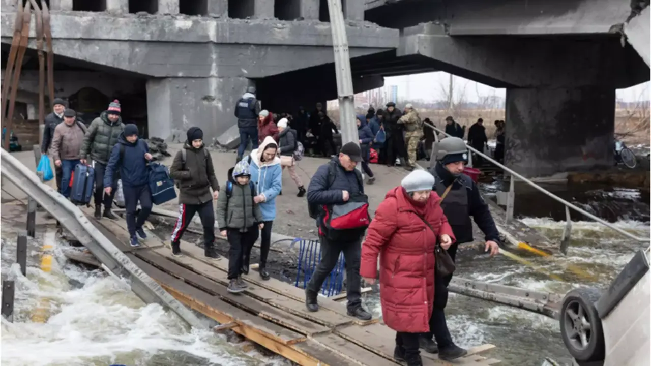 <p> Un grupo de civiles abandonan la ciudad de Irpin, en las cercan&iacute;as de Kiev. Fuente: Europa Press </p>