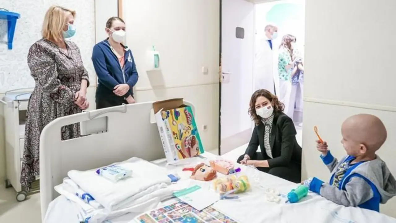 <p> Isabel D&iacute;az Ayuso en su visita a los ni&ntilde;os ucranianos enfermos de c&aacute;ncer. Fuente: Comunidad de Madrid </p>