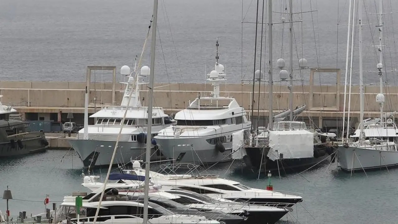 <p> Vista del yate &lsquo;Lady Anastasia&rsquo; (segundo por la izquierda), amarrado en Port Adriano, Calvi&agrave; (Mallorca). </p>