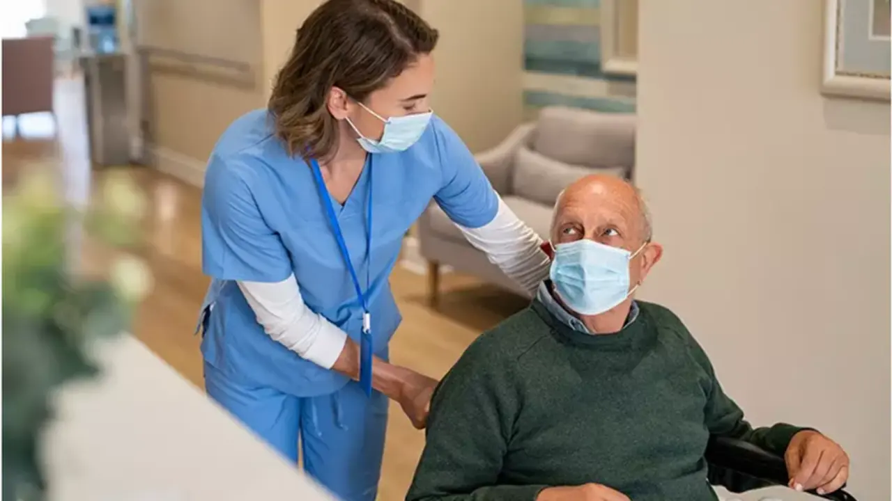 <p> Enfermera atendiendo un paciente en neurolog&iacute;a. Fuente: Europa Press </p>