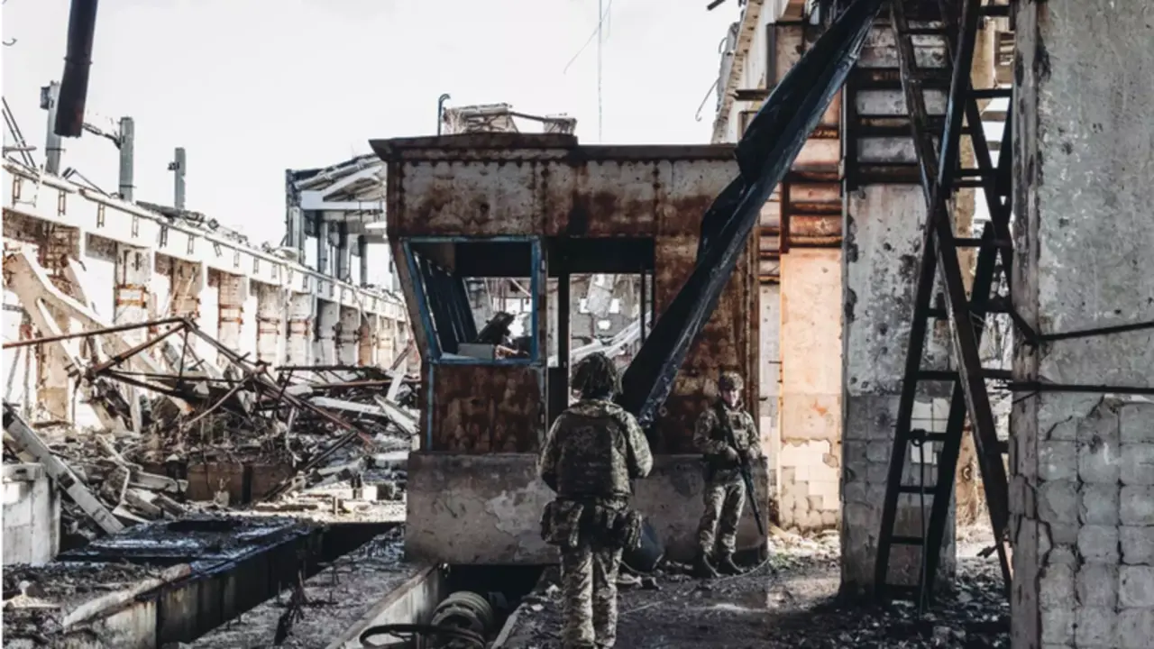 <p> Dos soldados, del ej&eacute;rcito ucraniano, caminan por una antigua f&aacute;brica destruida por la guerra en la l&iacute;nea del frente. Fuente: Europa Press </p>