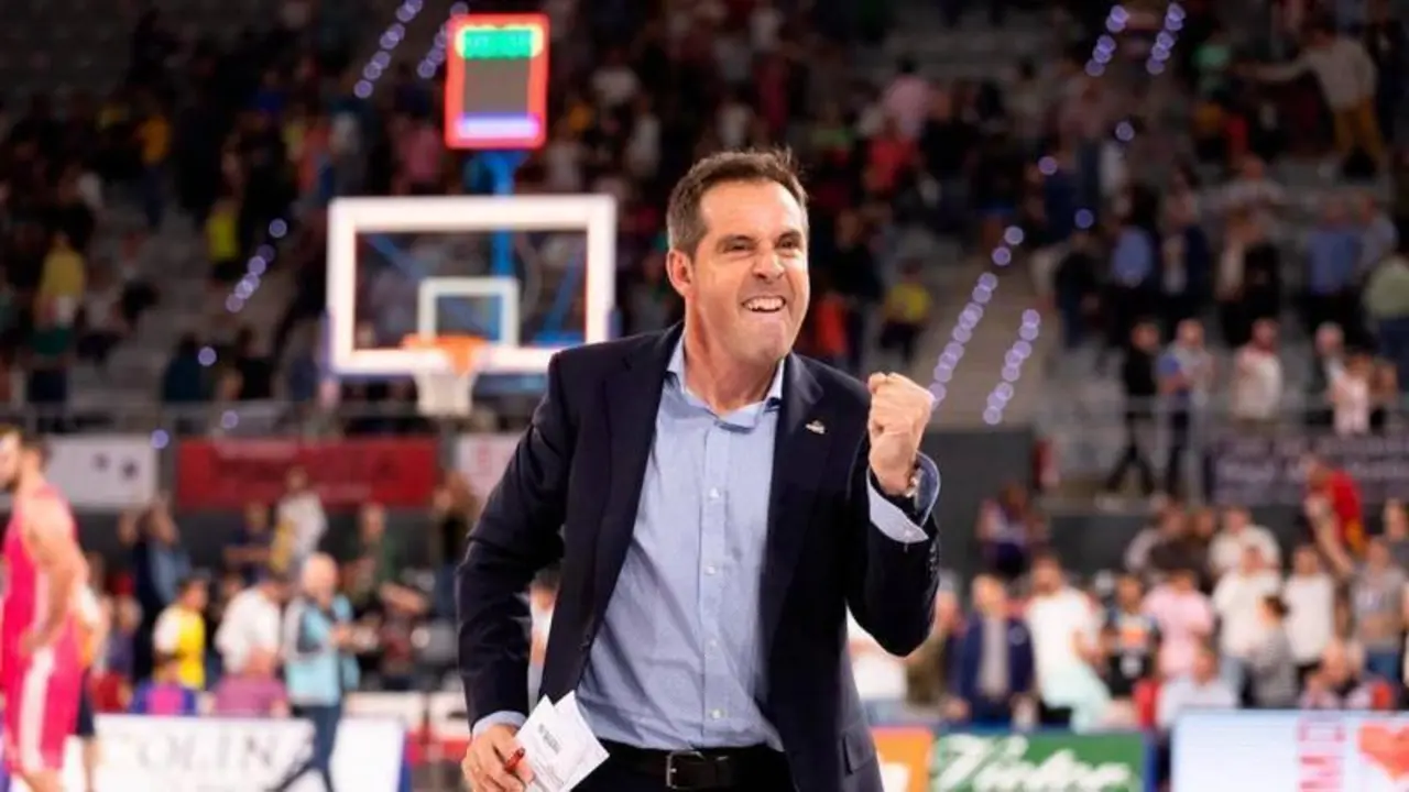 <p> Alberto Blanco, el entrenador de baloncesto que no cobra desde el inicio de la guerra </p>