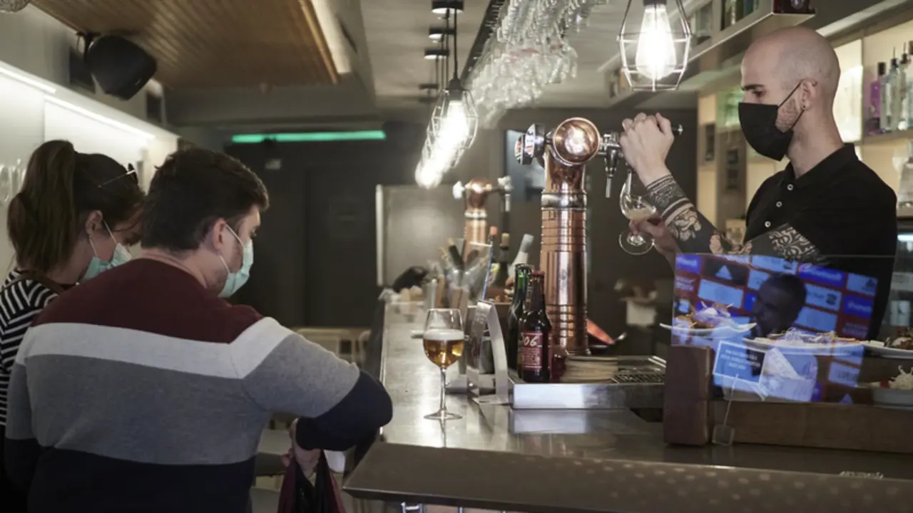 <p> Archivo - Personas con mascarilla en un local hostelero. - Eduardo Sanz - Europa Press - Archivo </p>