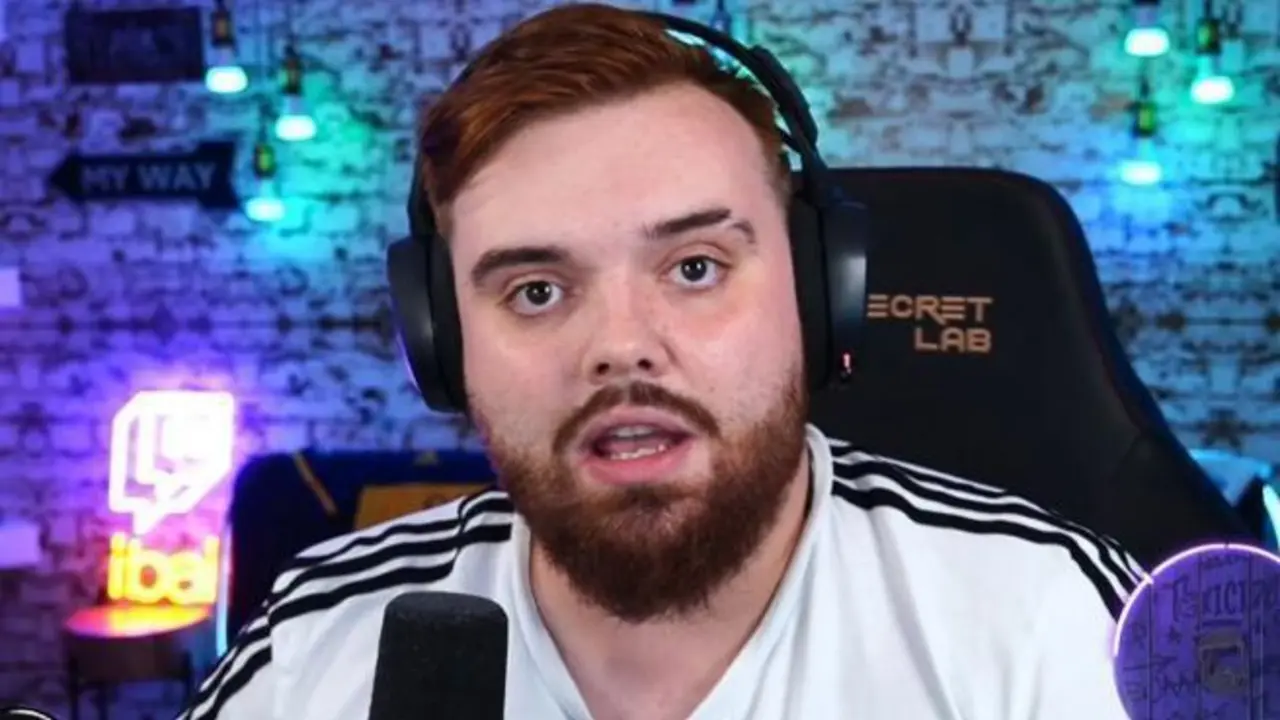 <p> Ibai Llanos en uno de sus directos </p>