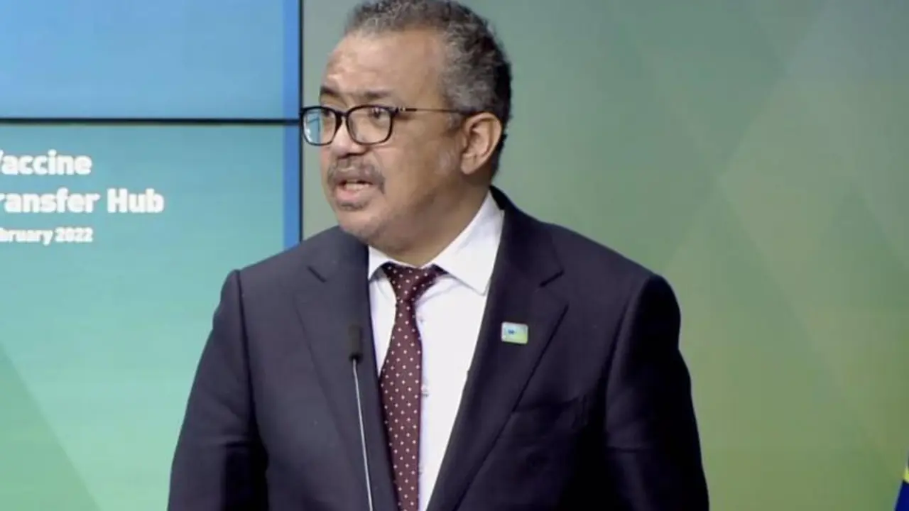 <p> El director general de la Organizaci&oacute;n Mundial de la Salud, Tedros Adhanom, durante la intervenci&oacute;n en la que ha anunciado la transferencia de tecnolog&iacute;a necesario para el desarrollo de las vacunas, a 18 de febrero de 2022 (Bruselas). - OMS </p>