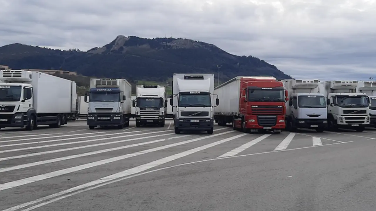 <p> Camiones aparcados en Orejo, en el pol&iacute;gono de Cudeyo, en el centro log&iacute;stico de supermercados Lupa - EUROPA PRESS </p>
