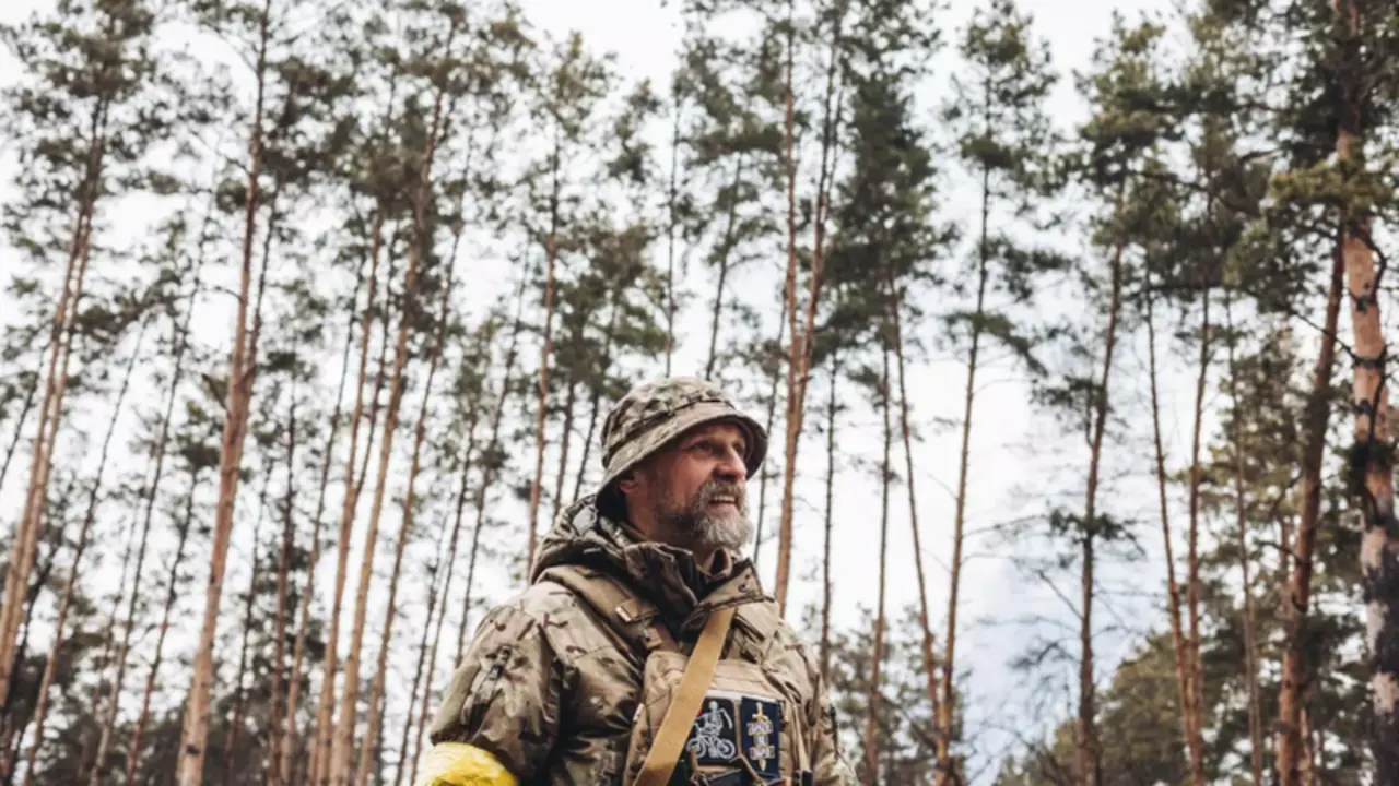 <p> Un soldado del ej&eacute;rcito ucraniano observa desde su puesto de control. Fuente: Europa Press </p>