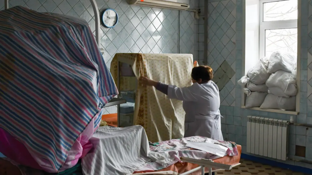 <p> FILED - 01 March 2022, Ukraine, Kramatorsk: A nurse covers medical equipment for protection in Kramatorsk city hospital, amid the Russian invasion of Ukrain. Photo: Andriy Andriyenko/SOPA Images via ZUMA Press Wire/dpa - Andriy Andriyenko/SOPA Images vi / DPA </p>