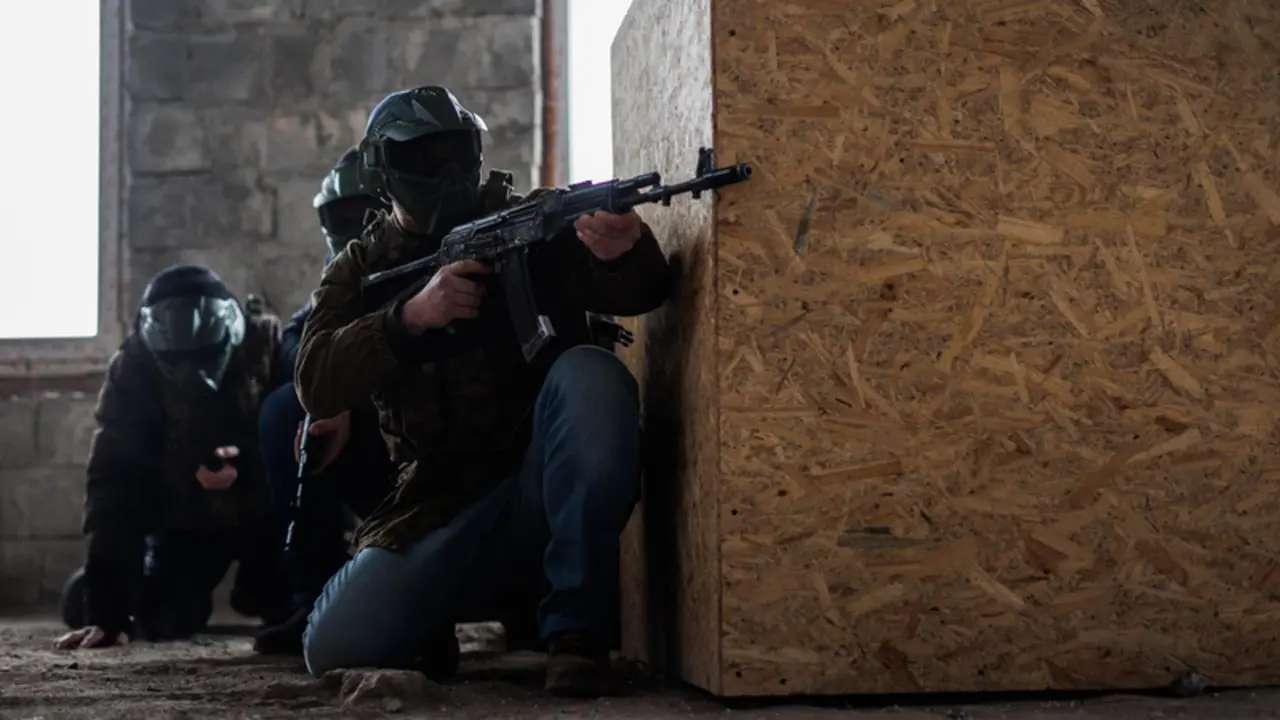 <p> Varios civiles, con fusiles de asalto, durante un entrenamiento, a 5 de marzo de 2022, en Lviv (Ucrania). - Alejandro Mart&iacute;nez V&eacute;lez - Europa Press </p>