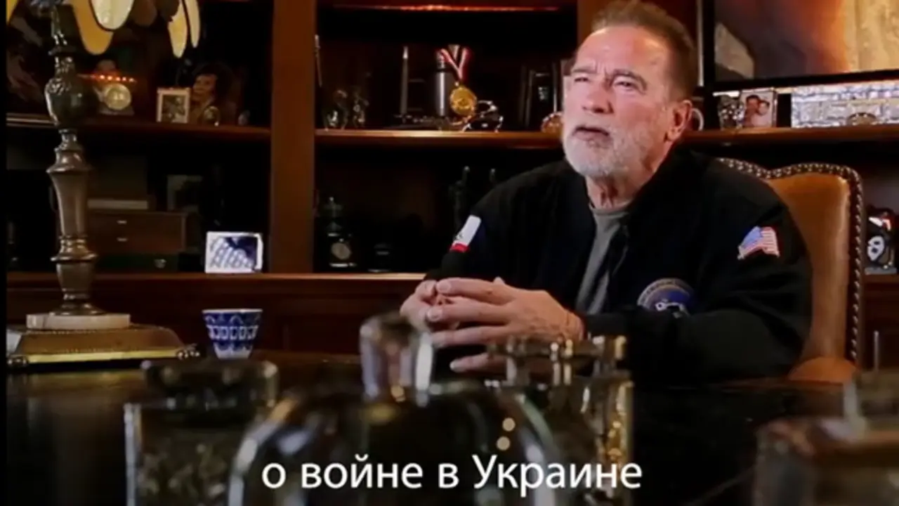 <p> Schwarzenegger transmitiendo un mensaje en su Twitter sobre la guerra entre Rusia y Ucrania. Fuente: Twitter </p>