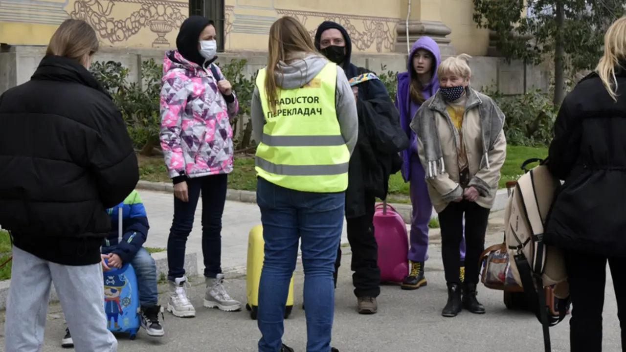 <p> Refugiados hablan con una traductora al llegar al centro habilitado en Barcelona - David Oller - Europa Press </p>