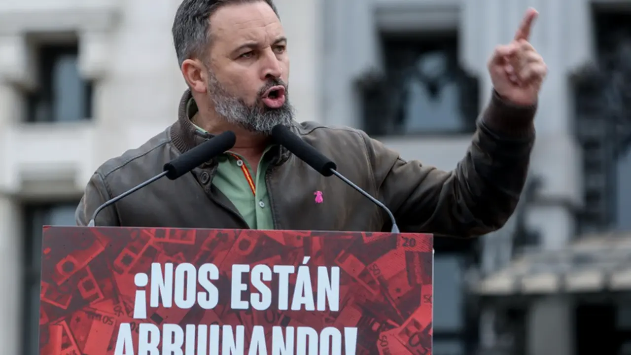 <p> El l&iacute;der de Vox, Santiago Abascal, interviene en la protesta bajo el lema 'Frente al atraco de la luz, soberan&iacute;a energ&eacute;tica', en Cibeles, a 19 de marzo de 2022, en Madrid (Espa&ntilde;a). - Ricardo Rubio - Europa Press </p>