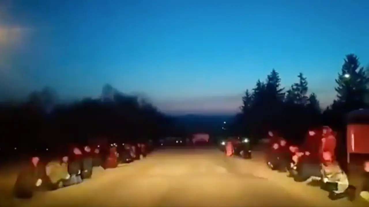 <p> Homenaje civiles arrodillados al paso del coche que porta el cuerpo del soldado ucraniano fallecido. Fuente: twitter @anpecaro </p>