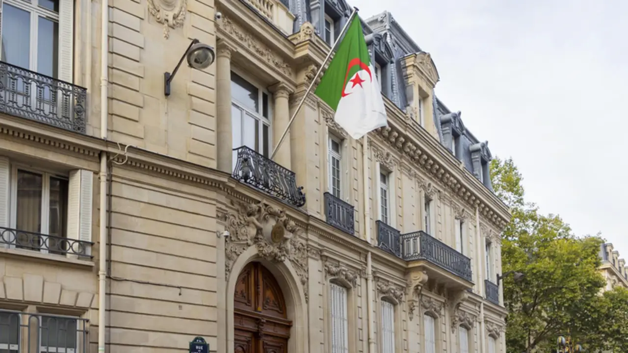 <p> Sede diplom&aacute;tica argelina - VINCENT ISORE / ZUMA PRESS / CONTACTOPHOTO </p>