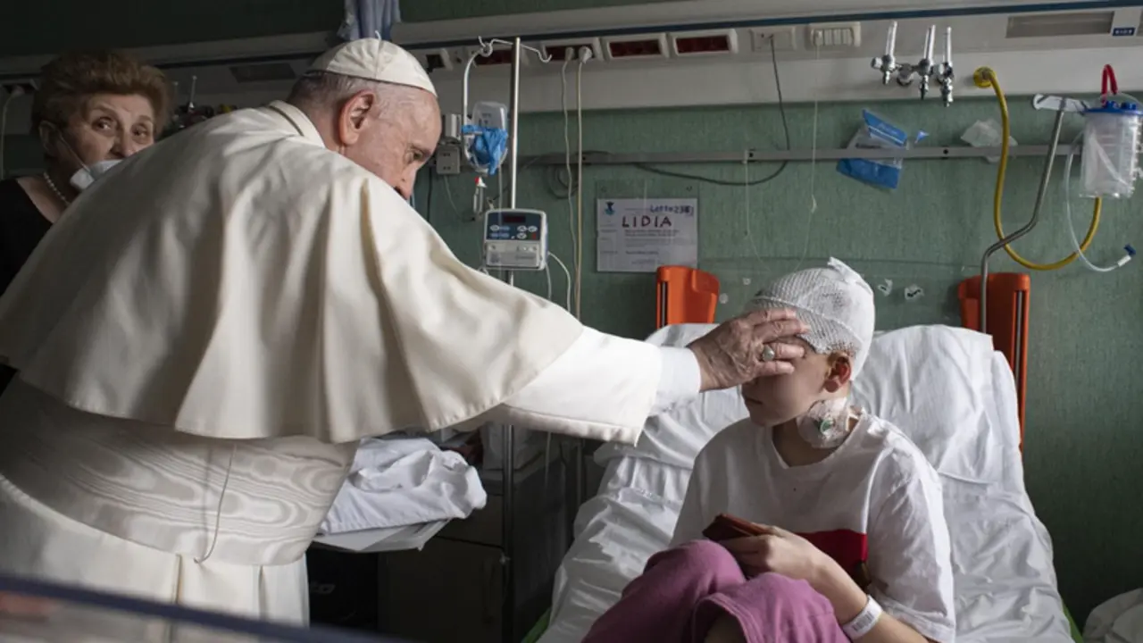 <p> El Papa visita a los 19 ni&ntilde;os ucranianos ingresados en el hospital Bambino Ges&ugrave; - VATICAN MEDIA </p>