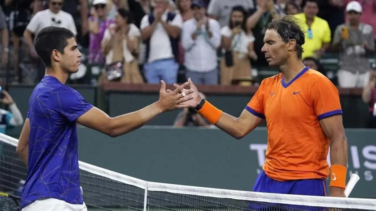 <p> Rafa Nadal y Carlos Alcaraz felicit&aacute;ndose tras el partido </p>
