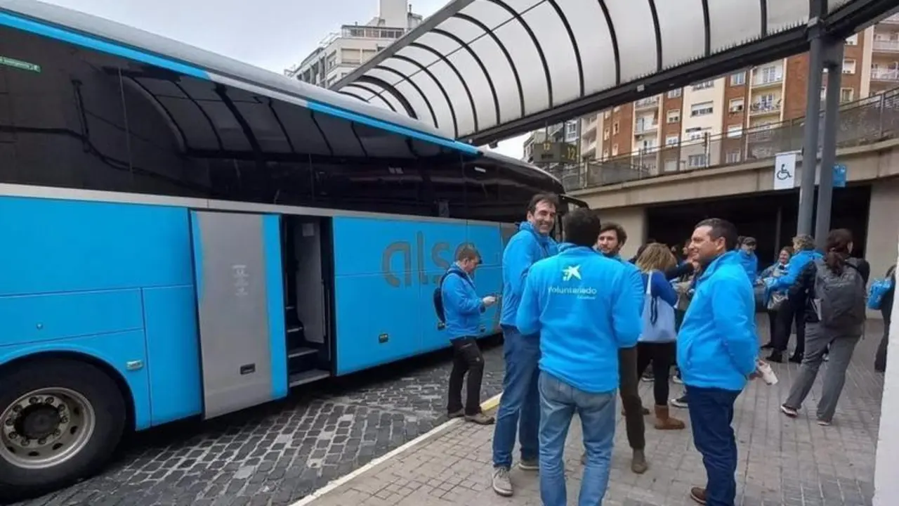 <p> Voluntarios de CaixaBank en una estaci&oacute;n de autobuses de Barcelona </p>