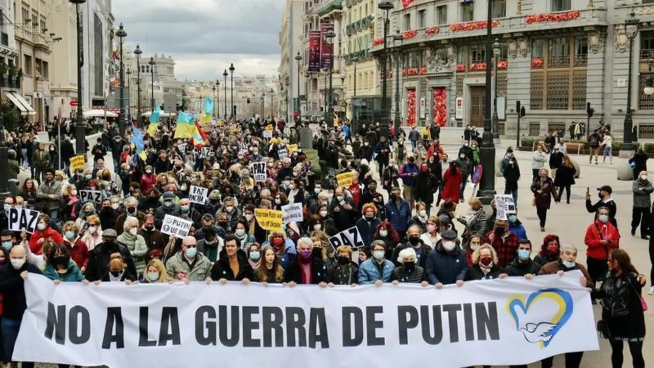 <p> Numerosos manifestantes, con banderas de Ucrania y Espa&ntilde;a, en la marcha, &lsquo;No a la guerra de Putin&rsquo;, en la calle Alcal&aacute;, a 20 de marzo de 2022, en Madrid </p>