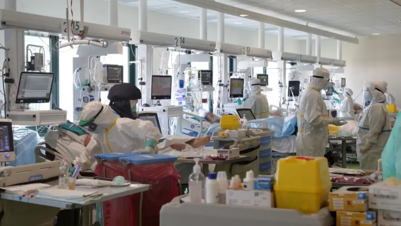 <p> Archivo - Pacientes con COVID-19 en una UCI en un hospital en Bolonia - BRANCOLINI/FOTOGRAMMA / ZUMA PRESS / CONTACTOPHOTO </p>