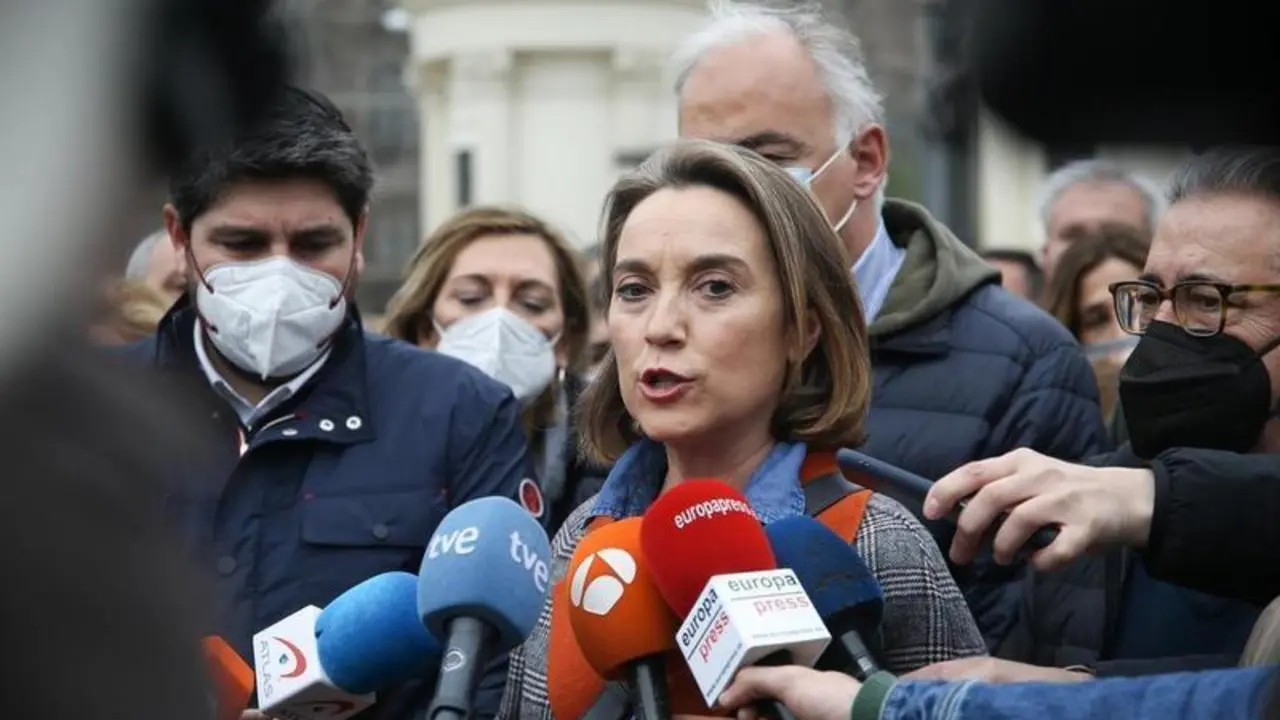 <p> La portavoz del PP en el Congreso de los Diputados, Cuca Gamarra, atiende a los medios de comunicaci&oacute;n antes del comienzo de la marcha &lsquo;20M&rsquo;, en Plaza Emperador Carlos V, a 20 de marzo de 2022, en Madrid. Fuente: Europa Press </p>