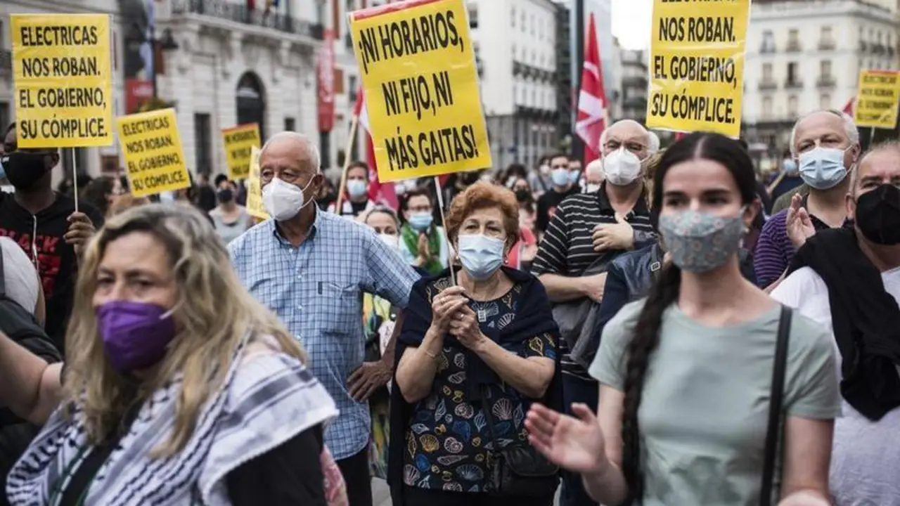 <p> Manifestaci&oacute;n contra la subida de la luz en la Puerta del Sol (Madrid), el pasado junio.<br>ALEJANDRO MART&Iacute;NEZ V&Eacute;LEZ (EUROPA PRESS) </p>