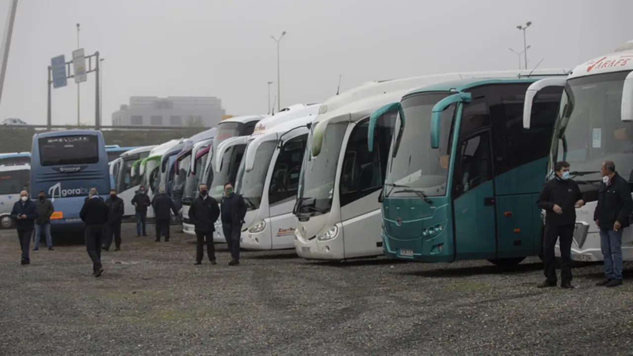 <p> Archivo - Varios autocares discrecionales y tur&iacute;sticos estacionados - Mar&iacute;a Jos&eacute; L&oacute;pez - Europa Press - Archivo </p>