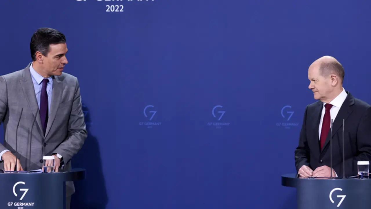 <p> El presidente del Gobierno, Pedro S&aacute;nchez, junto al canciller alem&aacute;n, Olaf Scholz, el pasado viernes en Berl&iacute;n. - Filip Singer/EPA POOL/dpa </p>