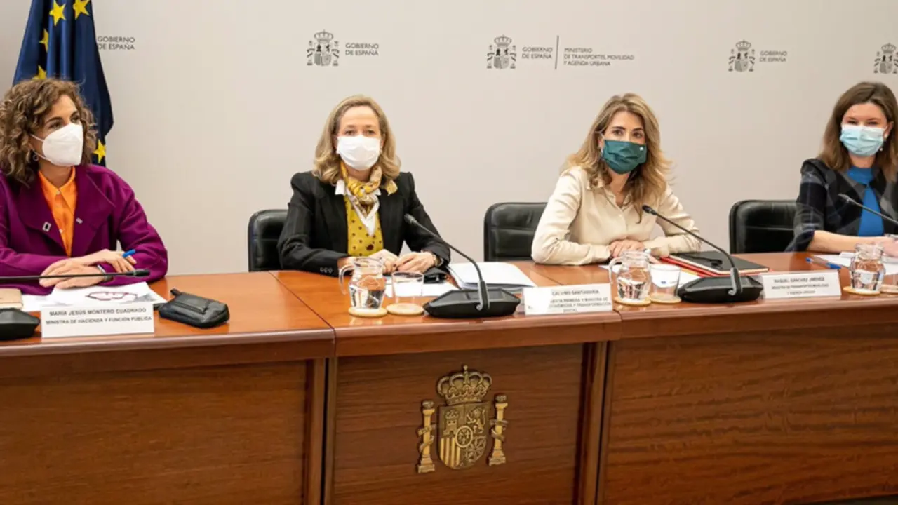 <p> La vicepresidenta primera del Gobierno y ministra de Asuntos Ec&oacute;nomicos, Nadia Calvi&ntilde;o, y las ministras de Transportes y de Hacienda, Raquel S&aacute;nchez y Mar&iacute;a Jes&uacute;s Montero, en una reuni&oacute;n con el Comit&eacute; Nacional de Transporte por Carretera (CNTC) - MITMA </p>