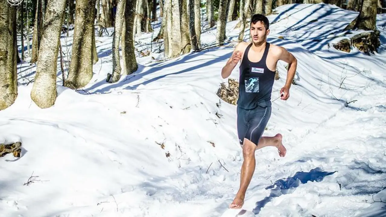 <p> Karim El Hayani corriendo descalzo por la nieve </p>