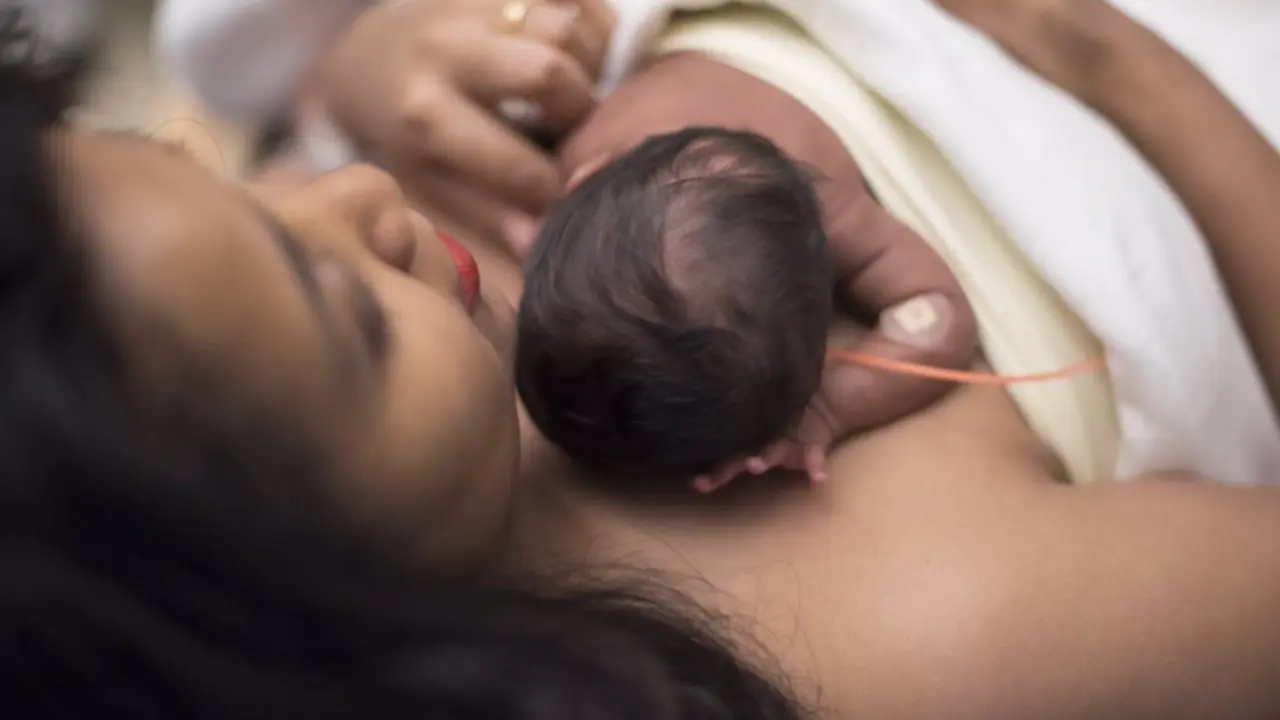 <p> Archivo - Ama bat haur jaioberriarekin. - CHILDREN'S NATIONAL HEALTH SYSTEM - Archivo </p>