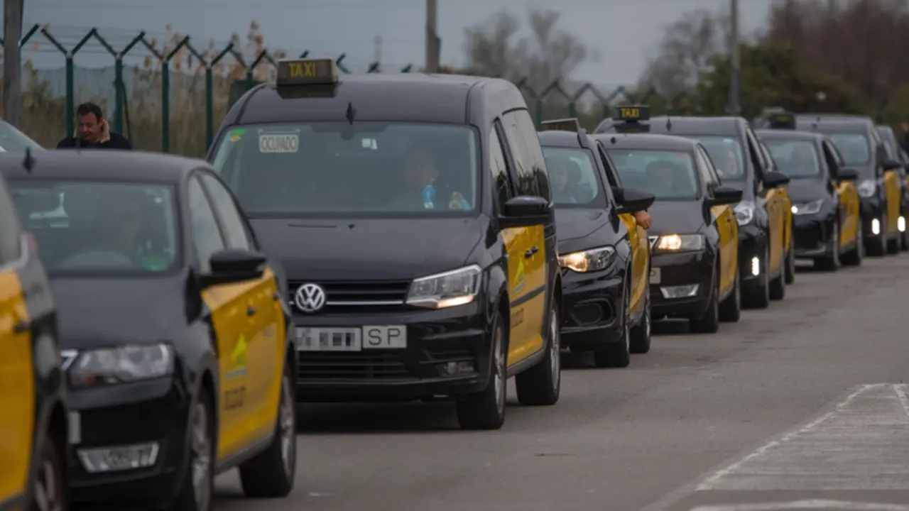 <p> Varios taxistas en una marcha lenta de taxistas en la T1 del Aeropuerto de El Prat de Barcelona, a 23 de marzo de 2022, en Barcelona - Lorena Sop&ecirc;na - Europa Press </p>