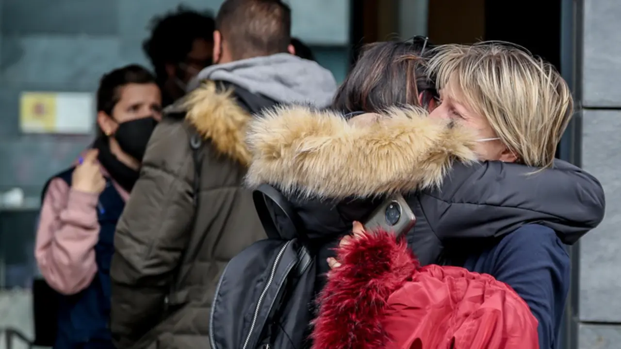 <p> Dos mujeres ucranianas se abrazan a su llegada al Centro de Recepci&oacute;n, Atenci&oacute;n y Derivaci&oacute;n de acogida de desplazados de Ucrania - Ricardo Rubio - Europa Press </p>