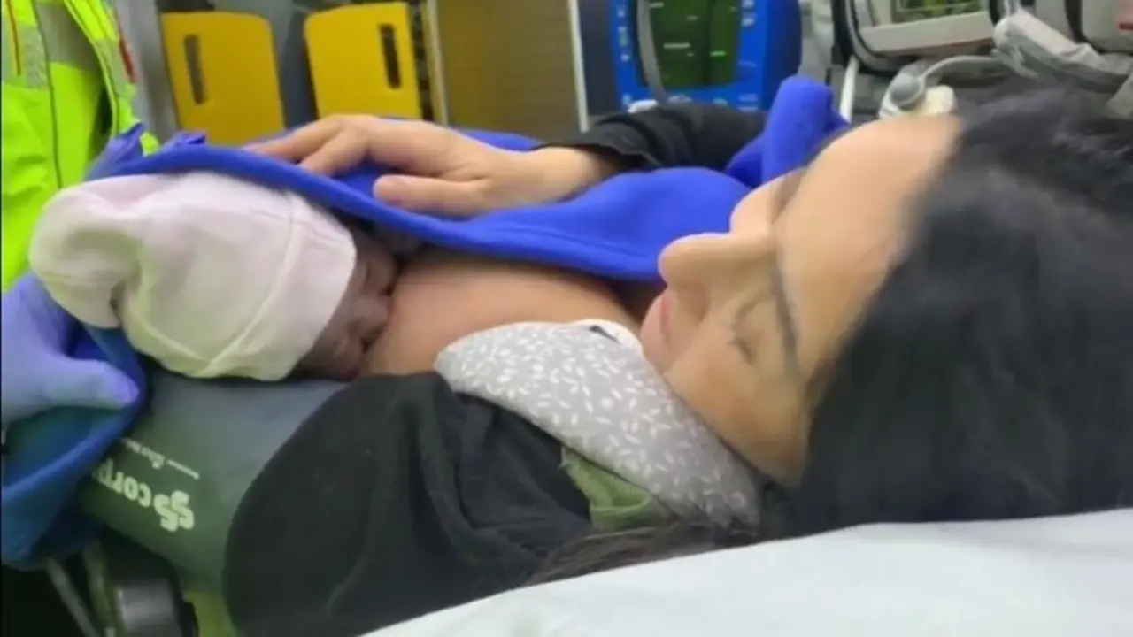 <p> La mam&aacute; junto a la reci&eacute;n nacida </p>