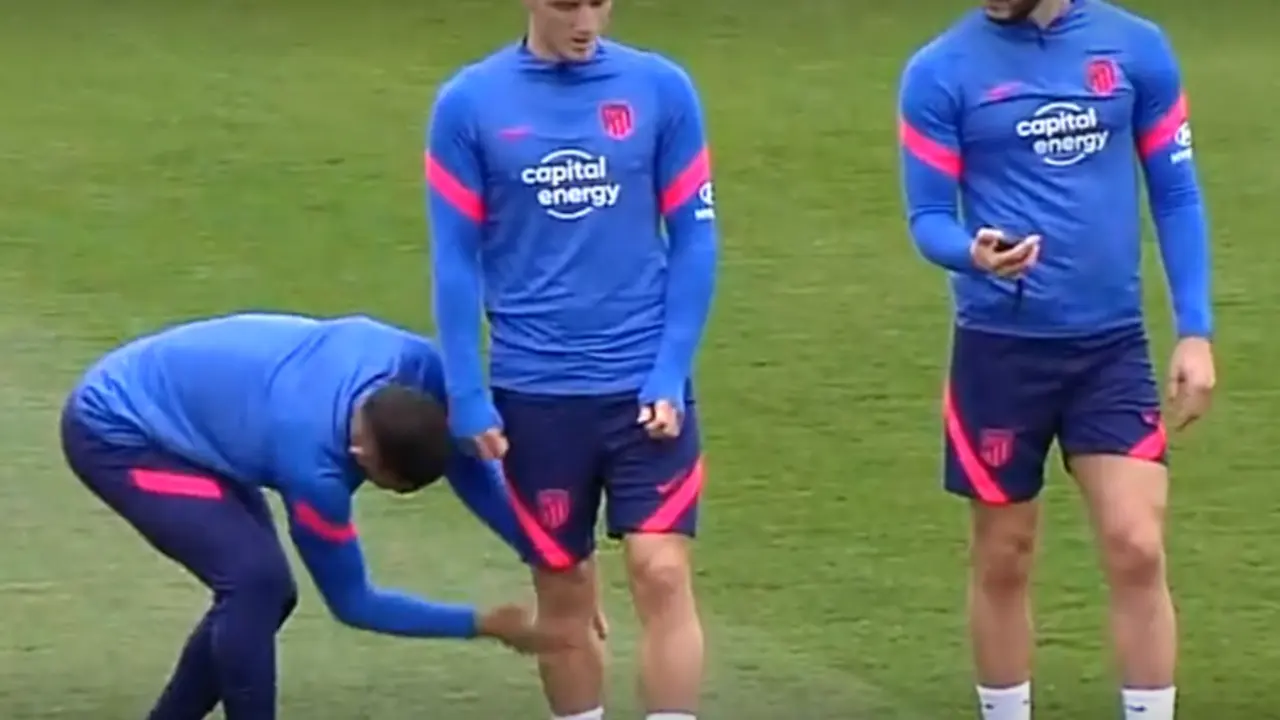 <p> Lodi animando a Wass tras su recuperaci&oacute;n y primer entreno con el grupo </p>