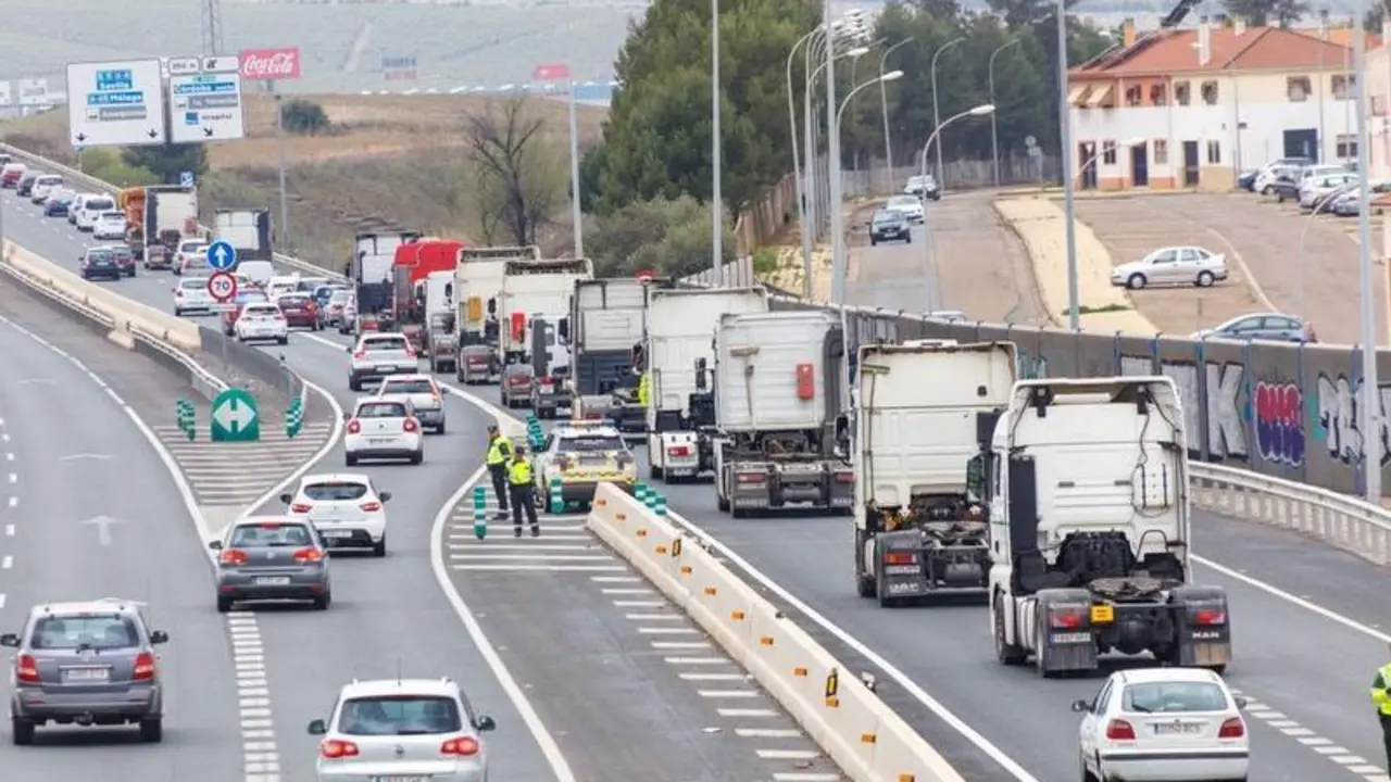<p> Huelga de transportistas en C&oacute;rdoba. Fuente: Jos&eacute; Le&oacute;n </p>