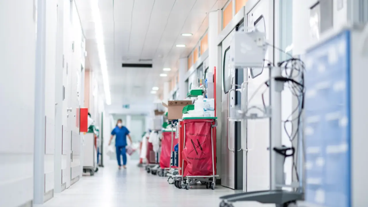 <p> Archivo - 23 September 2021, North Rhine-Westphalia, Essen: A nursing staff member walks across a corridor in the coronavirus intensive care unit at Essen University Hospital. Patients with coronavirus infection are treated in the IT2 intensive care unit - Fabian Strauch/dpa - Archivo </p>