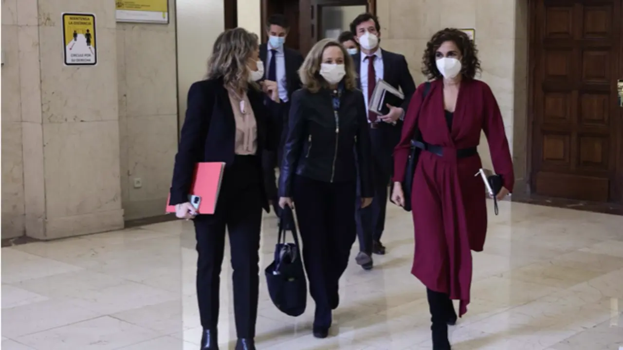 <p> Una agente de Polic&iacute;a Local al lado de una marcha de camiones. - Juan Manuel Serrano Arce - Europa Press </p>