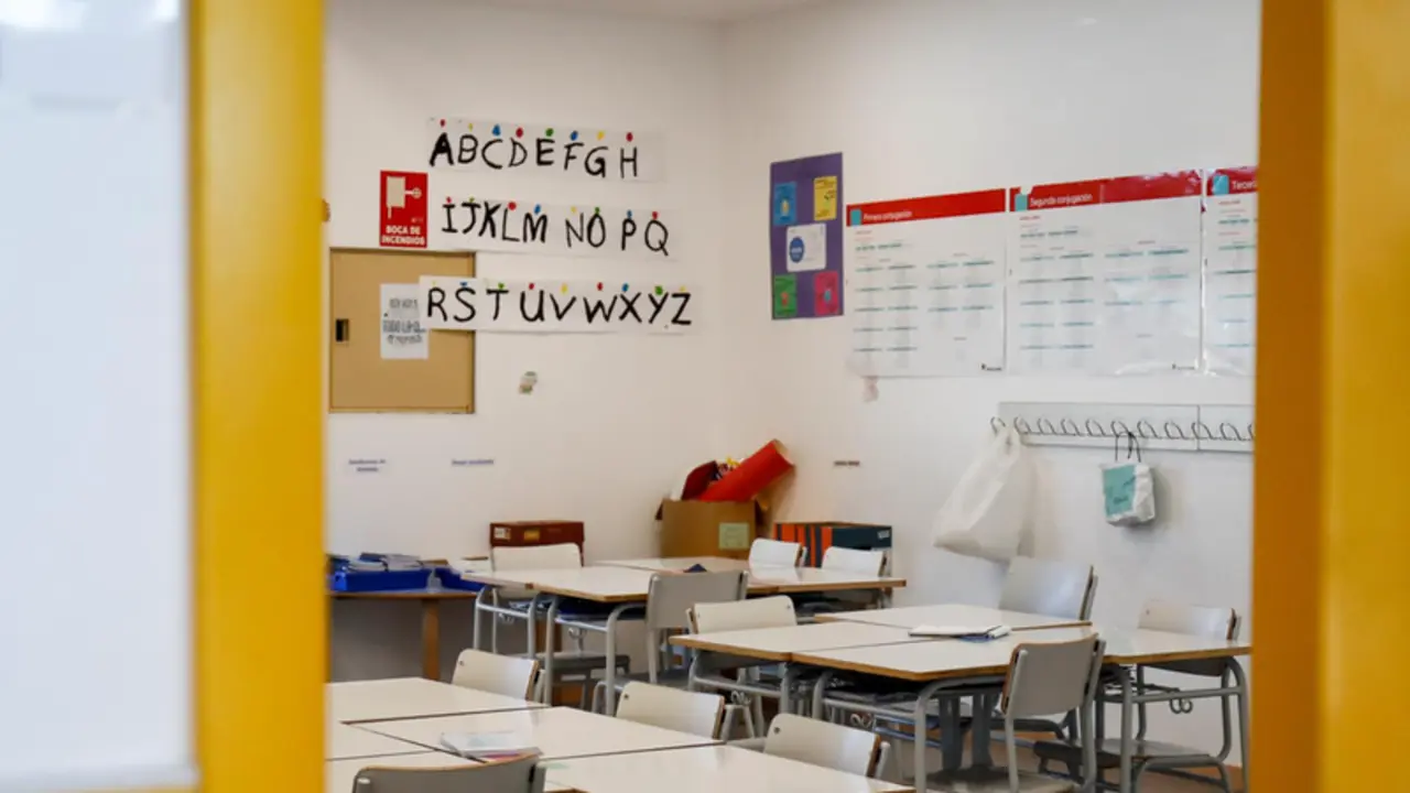 <p> Archivo - Sillas y mesas de un aula en el interior del Colegio Nobelis de Valdemoro, que debido a la pandemia del coronavirus tendr&aacute; que acondicionar sus aulas con medidas de distanciamiento e higiene para el nuevo curso escolar 2019-2020. En Valdemoro, M - &Oacute;scar J.Barroso - Europa Press - Archivo </p>